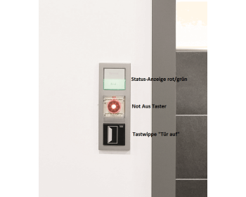 Bild zeigt Einbauzustand der Status-Anzeige mit Not-Aus Taster und Schalter "Tür auf".