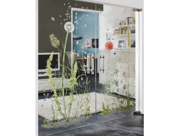 doppelflügelige Glastür mit dem Motiv Pusteblume auf der linken Seite