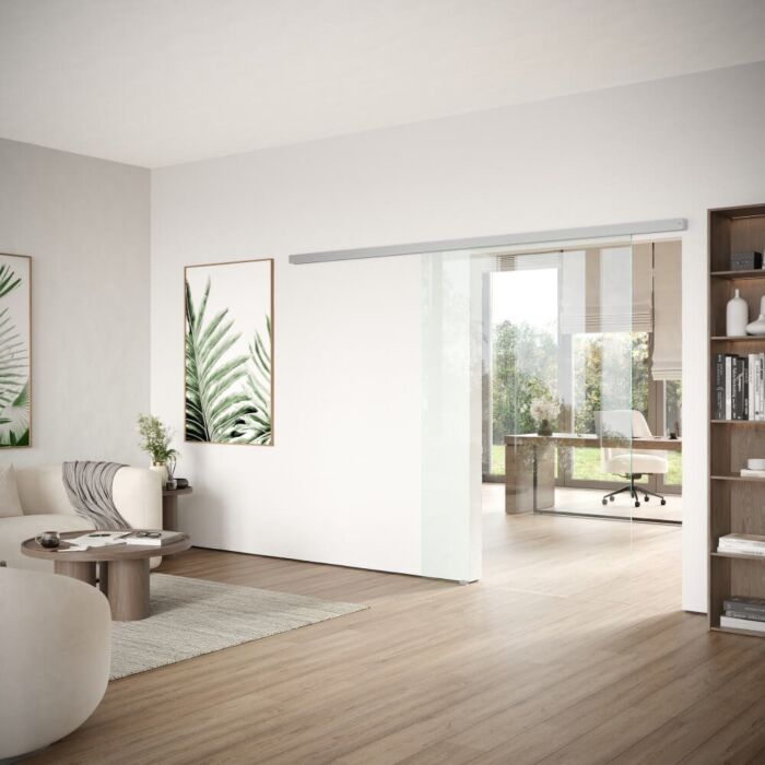 Glasschiebetür aus Klarglas zur Wandmontage mit Schiebetürbeschlag DORMA MUTO Comfort L 80 in LM silber eloxiert