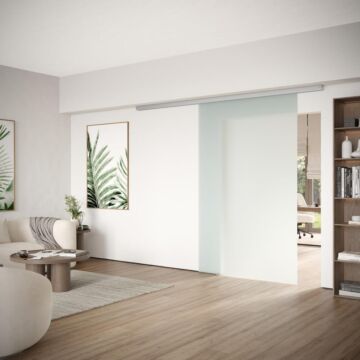 Glasschiebetuer aus Klarglas mit Dorma MUTO Comfort L 80 Schiebetuerbeschlagset in LM silber eloxiert mit Klarglas satiniert, zur Deckenmontage, Laufschiene 2.880 mm