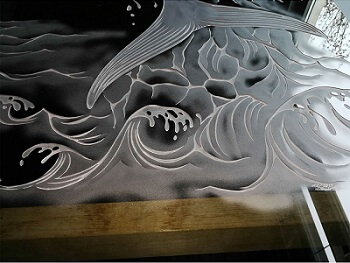 Glastuer Marlin Detailansicht der Sandstrahlung