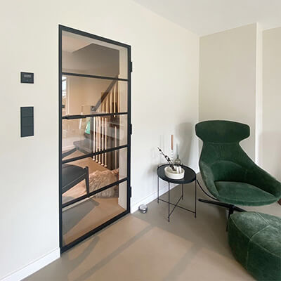 LOFT Glastuer - gerahmte Glastuer mit Blockrahmen in einem Mauerdurchgang.