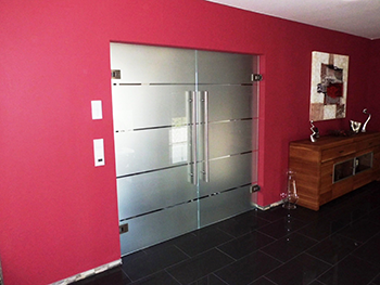 Glaspendeltüren seitlich an der Wand montiert - SCHAUEN