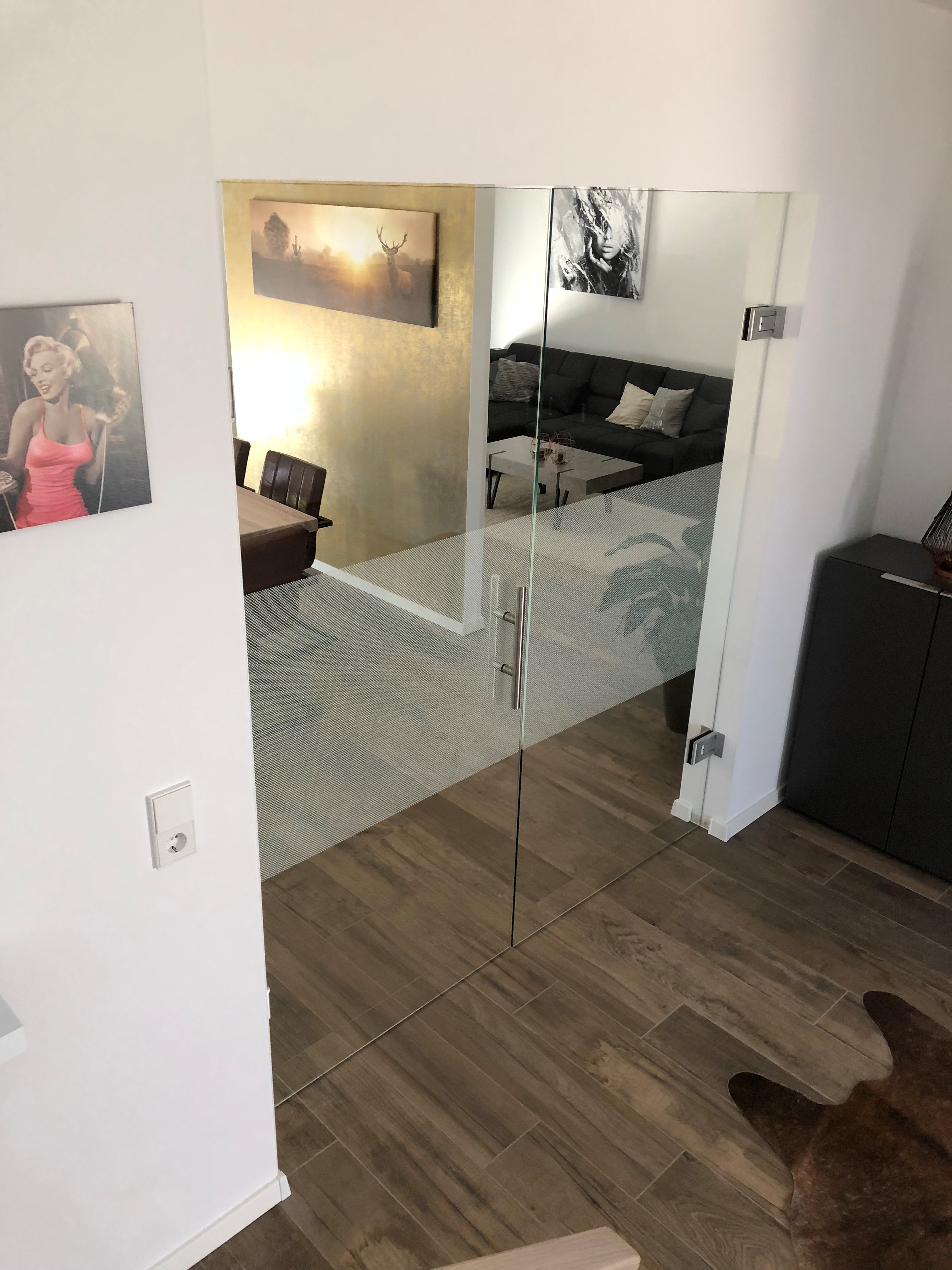 Glaspendeltüren seitlich an der Wand montiert - SCHAUEN