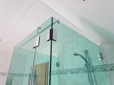 U-Dusche als Echtglasdusche aus ESG Floatglas gruen durchgefaerbt mit Pauli+Sohn Duschsystem Farfalla - Detail der Duschbeschlaege