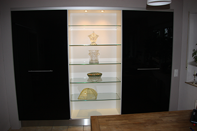 Schrank mit schwarz lackierten Glasschiebetueren Schrank mit lackierten Glasschiebetueren